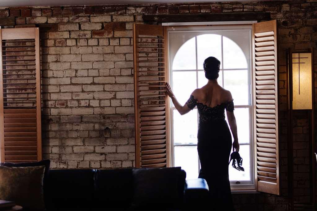 The Henry Jones Art Hotel Hobart Servis gambar A woman in a dress