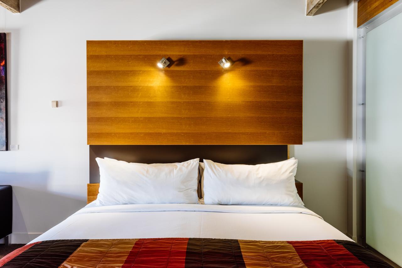 The Henry Jones Art Hotel Hobart Luaran gambar A bed with two pillows