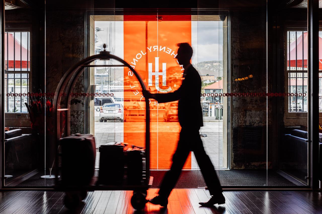 The Henry Jones Art Hotel Hobart Luaran gambar A doorman at the entrance of a hotel
