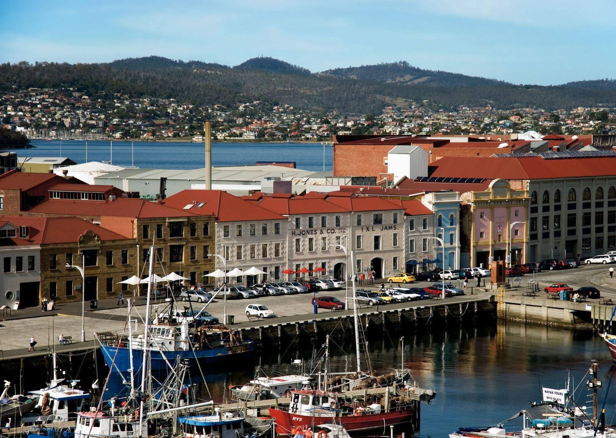 The Henry Jones Art Hotel Hobart Luaran gambar The battery, with the city in the background